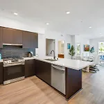 Hollywood By One Lux Stay