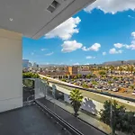 Hollywood By One Lux Stay