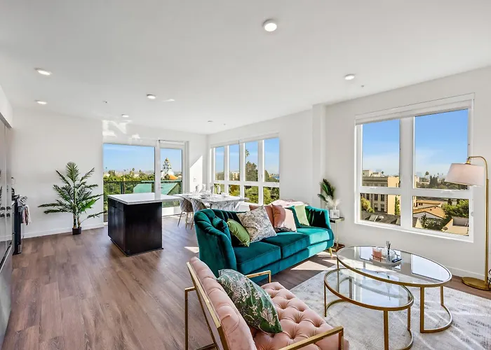 Hollywood By One Lux Stay